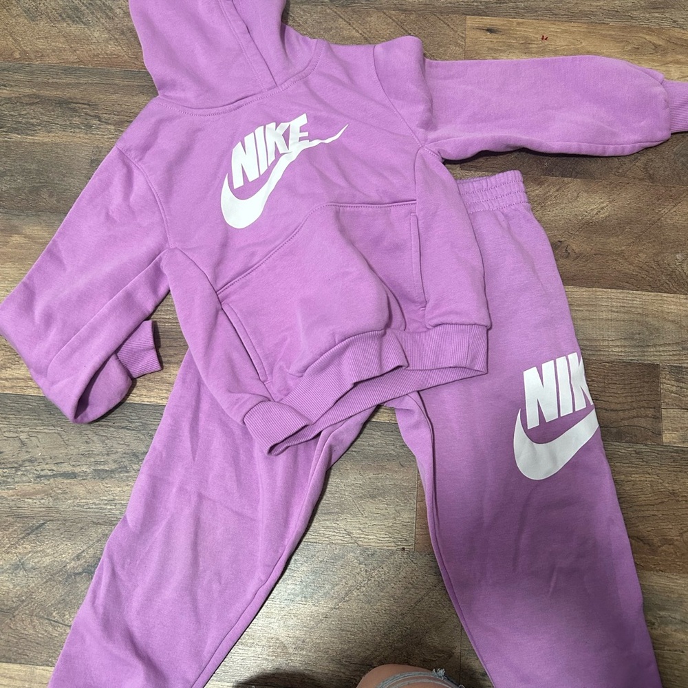 Girls NIKE Purple Hoodie & Sweatpants outfit